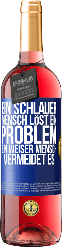 29,95 € Kostenloser Versand | Roséwein ROSÉ Ausgabe Ein schlauer Mensch löst ein Problem. Ein weiser Mensch vermeidet es Blaue Markierung. Anpassbares Etikett Junger Wein Ernte 2025 Tempranillo