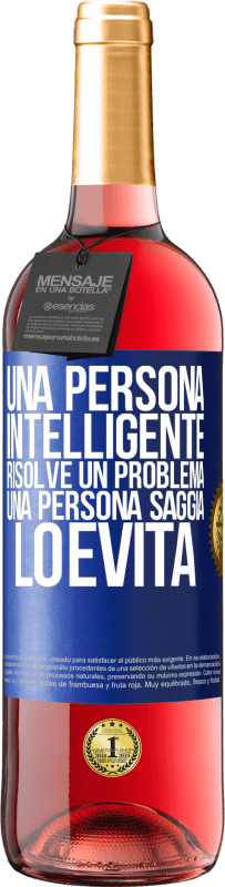 29,95 € | Vino rosato Edizione ROSÉ Una persona intelligente risolve un problema. Una persona saggia lo evita Etichetta Blu. Etichetta personalizzabile Vino giovane Raccogliere 2024 Tempranillo