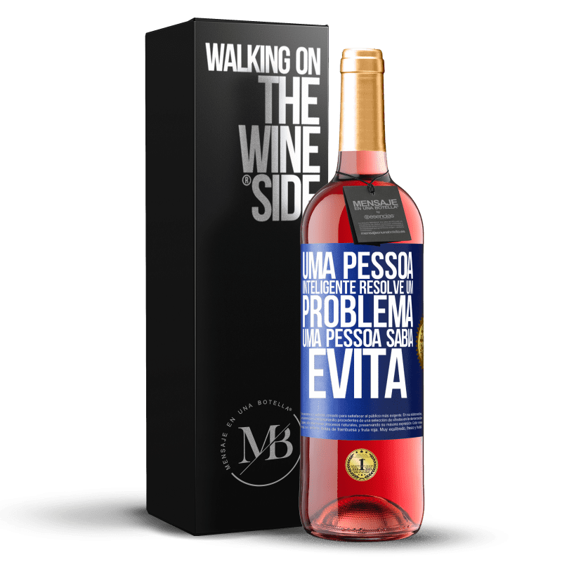 29,95 € Envio grátis | Vinho rosé Edição ROSÉ Uma pessoa inteligente resolve um problema. Uma pessoa sábia evita Etiqueta Azul. Etiqueta personalizável Vinho jovem Colheita 2024 Tempranillo