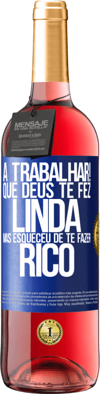 29,95 € | Vinho rosé Edição ROSÉ a trabalhar! Que Deus te fez linda, mas esqueceu de te fazer rico Etiqueta Azul. Etiqueta personalizável Vinho jovem Colheita 2024 Tempranillo