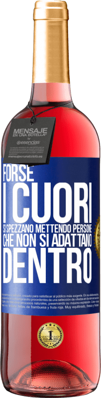 29,95 € Spedizione Gratuita | Vino rosato Edizione ROSÉ Forse i cuori si spezzano mettendo persone che non si adattano dentro Etichetta Blu. Etichetta personalizzabile Vino giovane Raccogliere 2025 Tempranillo