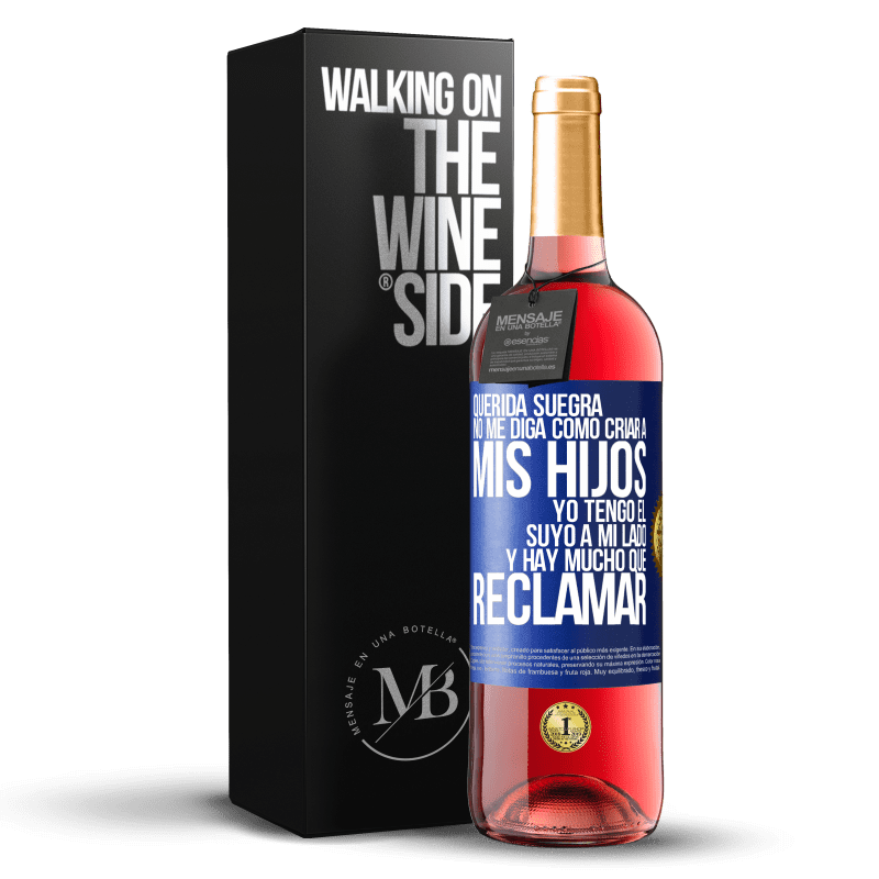 29,95 € Envío gratis | Vino Rosado Edición ROSÉ Querida suegra, no me diga como criar a mis hijos. Yo tengo el suyo a mi lado y hay mucho que reclamar Etiqueta Azul. Etiqueta personalizable Vino joven Cosecha 2024 Tempranillo