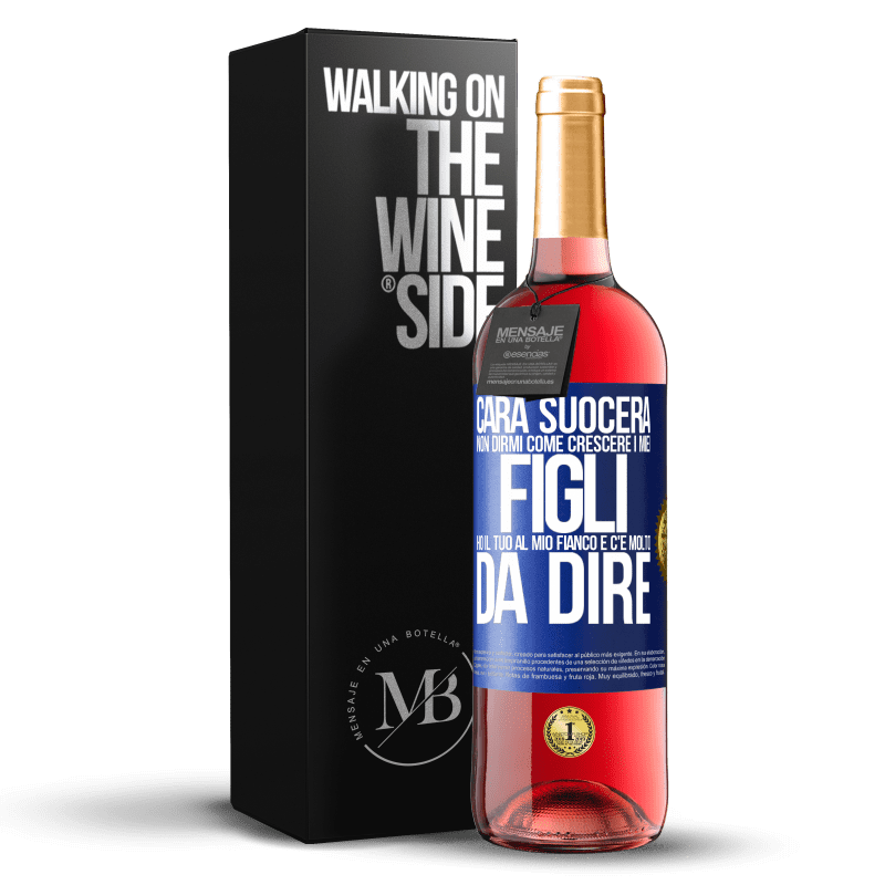 29,95 € Spedizione Gratuita | Vino rosato Edizione ROSÉ Cara suocera, non dirmi come crescere i miei figli. Ho il tuo al mio fianco e c'è molto da dire Etichetta Blu. Etichetta personalizzabile Vino giovane Raccogliere 2024 Tempranillo