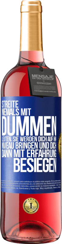 29,95 € | Roséwein ROSÉ Ausgabe Streite niemals mit dummen Leuten, sie werden dich auf ihr Niveau bringen und dich dann mit Erfahrung besiegen. Blaue Markierung. Anpassbares Etikett Junger Wein Ernte 2024 Tempranillo