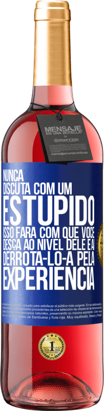 29,95 € | Vinho rosé Edição ROSÉ Nunca discuta com um estúpido. Isso fará com que você desça ao nível dele e aí derrotá-lo-á pela experiência Etiqueta Azul. Etiqueta personalizável Vinho jovem Colheita 2024 Tempranillo