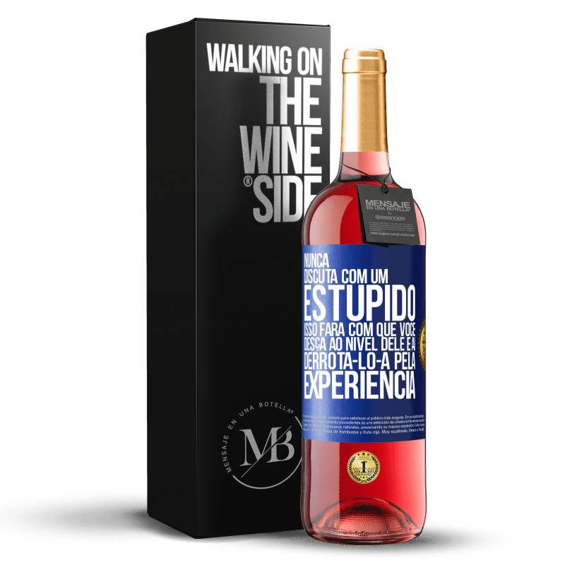 29,95 € Envio grátis | Vinho rosé Edição ROSÉ Nunca discuta com um estúpido. Isso fará com que você desça ao nível dele e aí derrotá-lo-á pela experiência Etiqueta Azul. Etiqueta personalizável Vinho jovem Colheita 2024 Tempranillo