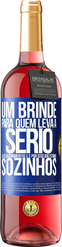 29,95 € Envio grátis | Vinho rosé Edição ROSÉ Um brinde para quem leva a sério os relacionamentos e é por isso que estamos sozinhos Etiqueta Azul. Etiqueta personalizável Vinho jovem Colheita 2025 Tempranillo