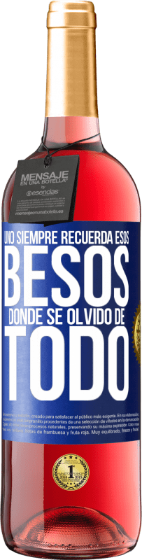 29,95 € | Vino Rosado Edición ROSÉ Uno siempre recuerda esos besos donde se olvidó de todo Etiqueta Azul. Etiqueta personalizable Vino joven Cosecha 2023 Tempranillo