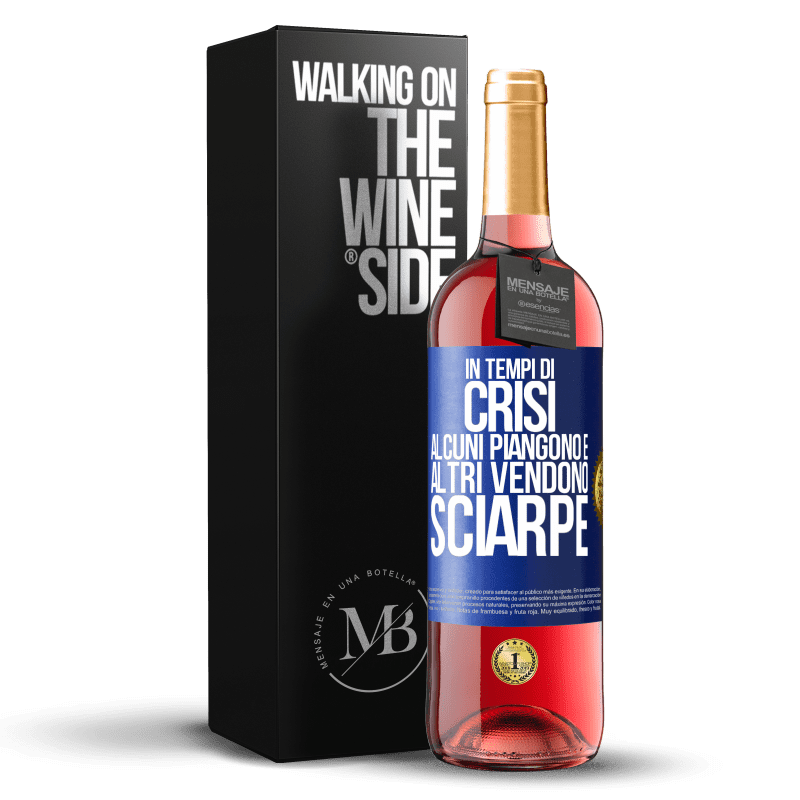 29,95 € Spedizione Gratuita | Vino rosato Edizione ROSÉ In tempi di crisi, alcuni piangono e altri vendono sciarpe Etichetta Blu. Etichetta personalizzabile Vino giovane Raccogliere 2024 Tempranillo