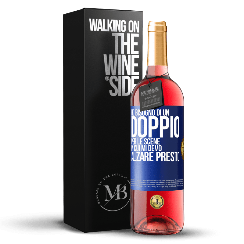 29,95 € Spedizione Gratuita | Vino rosato Edizione ROSÉ Ho bisogno di un doppio per le scene in cui mi devo alzare presto Etichetta Blu. Etichetta personalizzabile Vino giovane Raccogliere 2024 Tempranillo