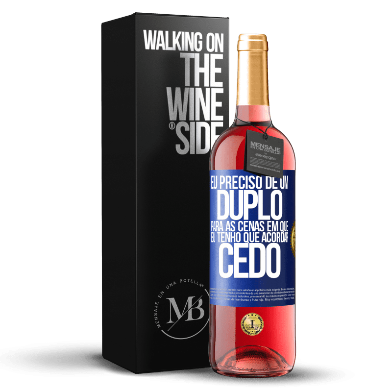 29,95 € Envio grátis | Vinho rosé Edição ROSÉ Eu preciso de um duplo para as cenas em que eu tenho que acordar cedo Etiqueta Azul. Etiqueta personalizável Vinho jovem Colheita 2024 Tempranillo