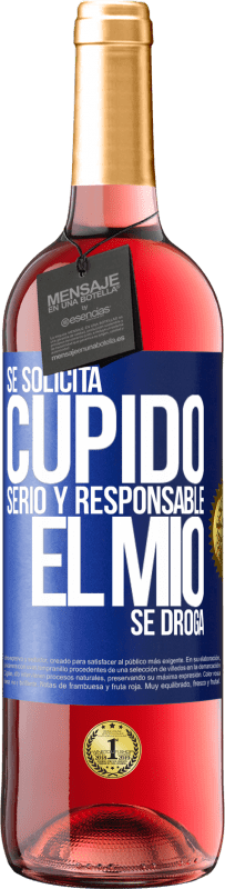 29,95 € | Vino Rosado Edición ROSÉ Se solicita cupido serio y responsable, el mío se droga Etiqueta Azul. Etiqueta personalizable Vino joven Cosecha 2024 Tempranillo