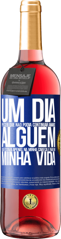 29,95 € Envio grátis | Vinho rosé Edição ROSÉ Um dia, percebi que não podia continuar amando alguém que estava apenas na minha cabeça e não na minha vida Etiqueta Azul. Etiqueta personalizável Vinho jovem Colheita 2025 Tempranillo