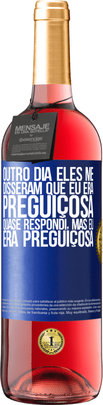 29,95 € Envio grátis | Vinho rosé Edição ROSÉ Outro dia eles me disseram que eu era preguiçosa, quase respondi, mas eu era preguiçosa Etiqueta Azul. Etiqueta personalizável Vinho jovem Colheita 2024 Tempranillo