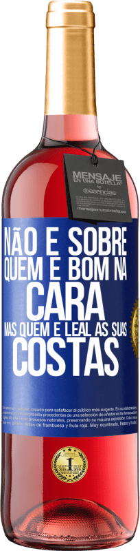 29,95 € Envio grátis | Vinho rosé Edição ROSÉ Não é sobre quem é bom na cara, mas quem é leal às suas costas Etiqueta Azul. Etiqueta personalizável Vinho jovem Colheita 2025 Tempranillo