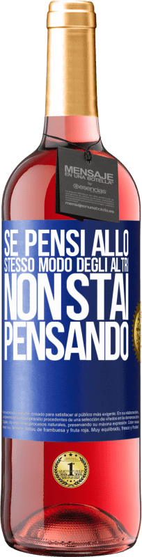 Spedizione Gratuita | Vino rosato Edizione ROSÉ Se pensi allo stesso modo degli altri, non stai pensando Etichetta Blu. Etichetta personalizzabile Vino giovane Raccogliere 2023 Tempranillo