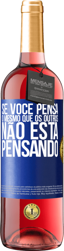 29,95 € | Vinho rosé Edição ROSÉ Se você pensa o mesmo que os outros, não está pensando Etiqueta Azul. Etiqueta personalizável Vinho jovem Colheita 2023 Tempranillo