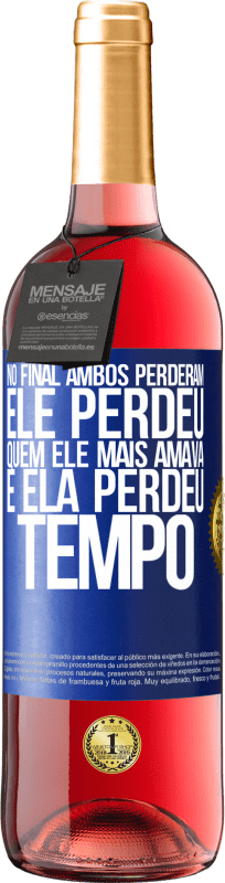 29,95 € Envio grátis | Vinho rosé Edição ROSÉ No final, ambos perderam. Ele perdeu quem ele mais amava, e ela perdeu tempo Etiqueta Azul. Etiqueta personalizável Vinho jovem Colheita 2024 Tempranillo