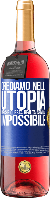 29,95 € Spedizione Gratuita | Vino rosato Edizione ROSÉ Crediamo nell'utopia perché questa realtà sembra impossibile Etichetta Blu. Etichetta personalizzabile Vino giovane Raccogliere 2023 Tempranillo