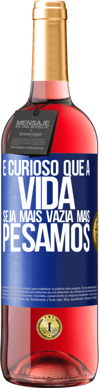 Envio grátis | Vinho rosé Edição ROSÉ É curioso que a vida seja mais vazia, mais pesamos Etiqueta Azul. Etiqueta personalizável Vinho jovem Colheita 2023 Tempranillo