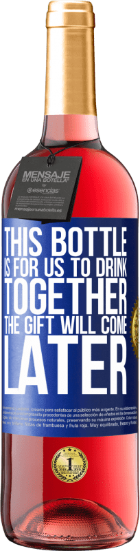 29,95 € | Розовое вино Издание ROSÉ Эта бутылка для нас, чтобы пить вместе. Подарок придет позже Синяя метка. Настраиваемая этикетка Молодое вино Урожай 2023 Tempranillo