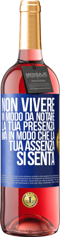 Spedizione Gratuita | Vino rosato Edizione ROSÉ Non vivere in modo da notare la tua presenza, ma in modo che la tua assenza si senta Etichetta Blu. Etichetta personalizzabile Vino giovane Raccogliere 2023 Tempranillo