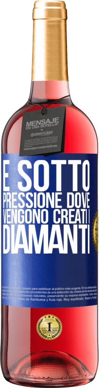 29,95 € Spedizione Gratuita | Vino rosato Edizione ROSÉ È sotto pressione dove vengono creati i diamanti Etichetta Blu. Etichetta personalizzabile Vino giovane Raccogliere 2025 Tempranillo