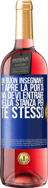 29,95 € Spedizione Gratuita | Vino rosato Edizione ROSÉ Un buon insegnante ti apre la porta, ma devi entrare nella stanza per te stesso Etichetta Blu. Etichetta personalizzabile Vino giovane Raccogliere 2025 Tempranillo