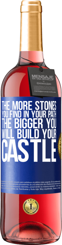 29,95 € Бесплатная доставка | Розовое вино Издание ROSÉ Чем больше камней вы найдете на своем пути, тем больше вы построите свой замок Синяя метка. Настраиваемая этикетка Молодое вино Урожай 2023 Tempranillo
