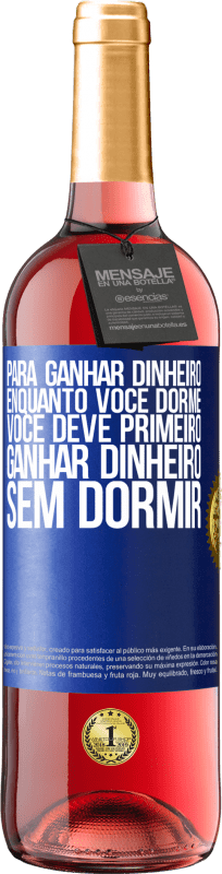 29,95 € | Vinho rosé Edição ROSÉ Para ganhar dinheiro enquanto você dorme, você deve primeiro ganhar dinheiro sem dormir Etiqueta Azul. Etiqueta personalizável Vinho jovem Colheita 2024 Tempranillo