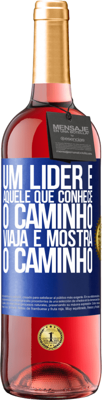 29,95 € | Vinho rosé Edição ROSÉ Um líder é aquele que conhece o caminho, viaja e mostra o caminho Etiqueta Azul. Etiqueta personalizável Vinho jovem Colheita 2024 Tempranillo