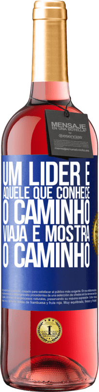 29,95 € Envio grátis | Vinho rosé Edição ROSÉ Um líder é aquele que conhece o caminho, viaja e mostra o caminho Etiqueta Azul. Etiqueta personalizável Vinho jovem Colheita 2025 Tempranillo