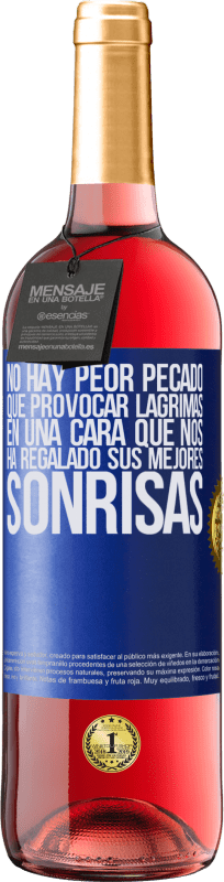 29,95 € Envío gratis | Vino Rosado Edición ROSÉ No hay peor pecado que provocar lágrimas en una cara que nos ha regalado sus mejores sonrisas Etiqueta Azul. Etiqueta personalizable Vino joven Cosecha 2025 Tempranillo