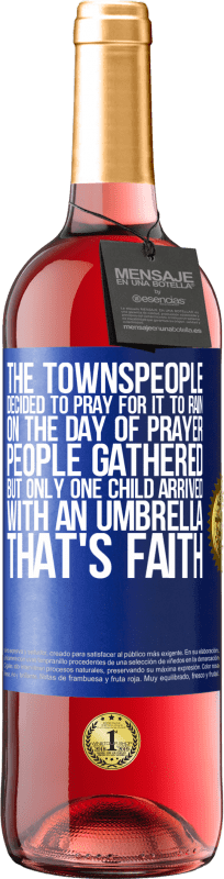 29,95 € 送料無料 | ロゼワイン ROSÉエディション 町の人々は雨が降るように祈ることにしました。祈りの日、人々は集まったが、傘を持って到着したのは一人の子供だけだった。それは信仰です 青いタグ. カスタマイズ可能なラベル 若いワイン 収穫 2023 Tempranillo
