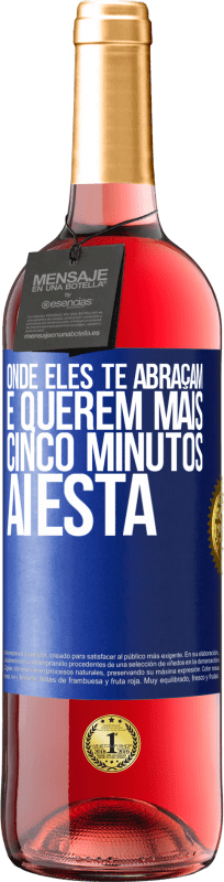 29,95 € Envio grátis | Vinho rosé Edição ROSÉ Onde eles te abraçam e querem mais cinco minutos, aí está Etiqueta Azul. Etiqueta personalizável Vinho jovem Colheita 2025 Tempranillo