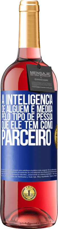 29,95 € Envio grátis | Vinho rosé Edição ROSÉ A inteligência de alguém é medida pelo tipo de pessoa que ele tem como parceiro Etiqueta Azul. Etiqueta personalizável Vinho jovem Colheita 2025 Tempranillo