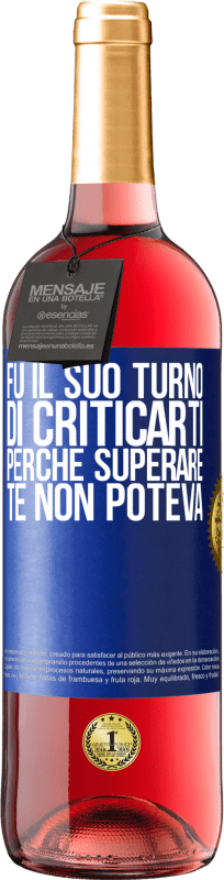 29,95 € Spedizione Gratuita | Vino rosato Edizione ROSÉ Fu il suo turno di criticarti, perché superare te non poteva Etichetta Blu. Etichetta personalizzabile Vino giovane Raccogliere 2025 Tempranillo