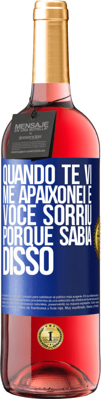 Envio grátis | Vinho rosé Edição ROSÉ Quando te vi me apaixonei e você sorriu porque sabia disso Etiqueta Azul. Etiqueta personalizável Vinho jovem Colheita 2023 Tempranillo