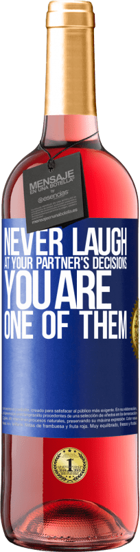 29,95 € 免费送货 | 桃红葡萄酒 ROSÉ版 永远不要嘲笑伴侣的决定。你就是其中之一 蓝色标签. 可自定义的标签 青年酒 收成 2023 Tempranillo