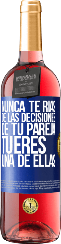 29,95 € | Vino Rosado Edición ROSÉ Nunca te rías de las decisiones de tu pareja. Tú eres una de ellas Etiqueta Azul. Etiqueta personalizable Vino joven Cosecha 2024 Tempranillo