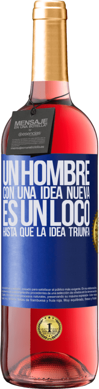 29,95 € Envío gratis | Vino Rosado Edición ROSÉ Un hombre con una idea nueva es un loco hasta que la idea triunfa Etiqueta Azul. Etiqueta personalizable Vino joven Cosecha 2025 Tempranillo