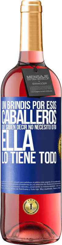 29,95 € | Vino Rosado Edición ROSÉ Un brindis por esos caballeros que saben decir No necesito otra, ella lo tiene todo Etiqueta Azul. Etiqueta personalizable Vino joven Cosecha 2025 Tempranillo