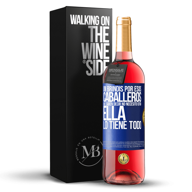 29,95 € Envío gratis | Vino Rosado Edición ROSÉ Un brindis por esos caballeros que saben decir No necesito otra, ella lo tiene todo Etiqueta Azul. Etiqueta personalizable Vino joven Cosecha 2024 Tempranillo