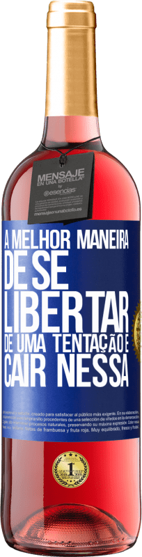 29,95 € | Vinho rosé Edição ROSÉ A melhor maneira de se libertar de uma tentação é cair nessa Etiqueta Azul. Etiqueta personalizável Vinho jovem Colheita 2024 Tempranillo