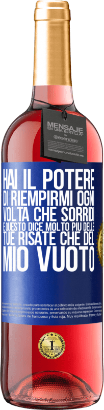 29,95 € Spedizione Gratuita | Vino rosato Edizione ROSÉ Hai il potere di riempirmi ogni volta che sorridi, e questo dice molto più delle tue risate che del mio vuoto Etichetta Blu. Etichetta personalizzabile Vino giovane Raccogliere 2024 Tempranillo