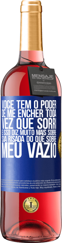 29,95 € Envio grátis | Vinho rosé Edição ROSÉ Você tem o poder de me encher toda vez que sorri, e isso diz muito mais sobre sua risada do que sobre meu vazio Etiqueta Azul. Etiqueta personalizável Vinho jovem Colheita 2024 Tempranillo