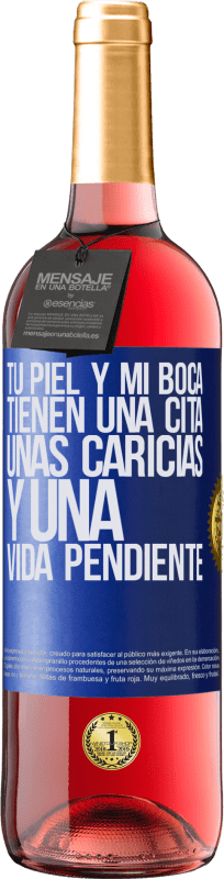 29,95 € | Vino Rosado Edición ROSÉ Tu piel y mi boca tienen una cita, unas caricias, y una vida pendiente Etiqueta Azul. Etiqueta personalizable Vino joven Cosecha 2024 Tempranillo