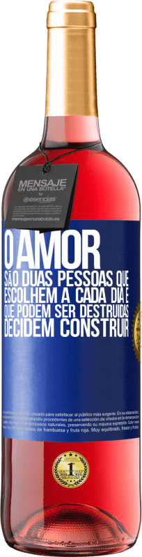 29,95 € | Vinho rosé Edição ROSÉ O amor são duas pessoas que escolhem a cada dia e que podem ser destruídas, decidem construir Etiqueta Azul. Etiqueta personalizável Vinho jovem Colheita 2024 Tempranillo