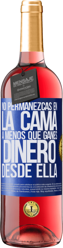 29,95 € Envío gratis | Vino Rosado Edición ROSÉ No permanezcas en la cama a menos que ganes dinero desde ella Etiqueta Azul. Etiqueta personalizable Vino joven Cosecha 2024 Tempranillo