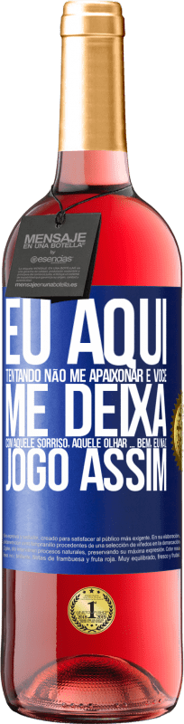 29,95 € Envio grátis | Vinho rosé Edição ROSÉ Eu aqui tentando não me apaixonar e você me deixa com aquele sorriso, aquele olhar ... bem, eu não brinco assim Etiqueta Azul. Etiqueta personalizável Vinho jovem Colheita 2025 Tempranillo